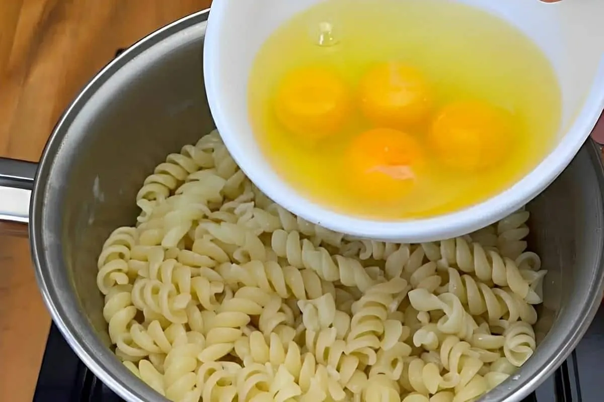 Misturei macarrão com ovos e fiz um prato tão gostoso que to