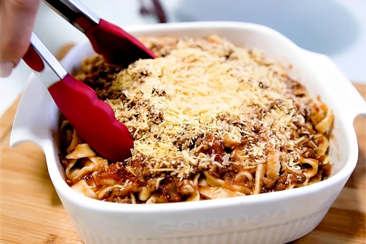 Misturei ovos e farinha e fiz essa massa caseira de macarrão
