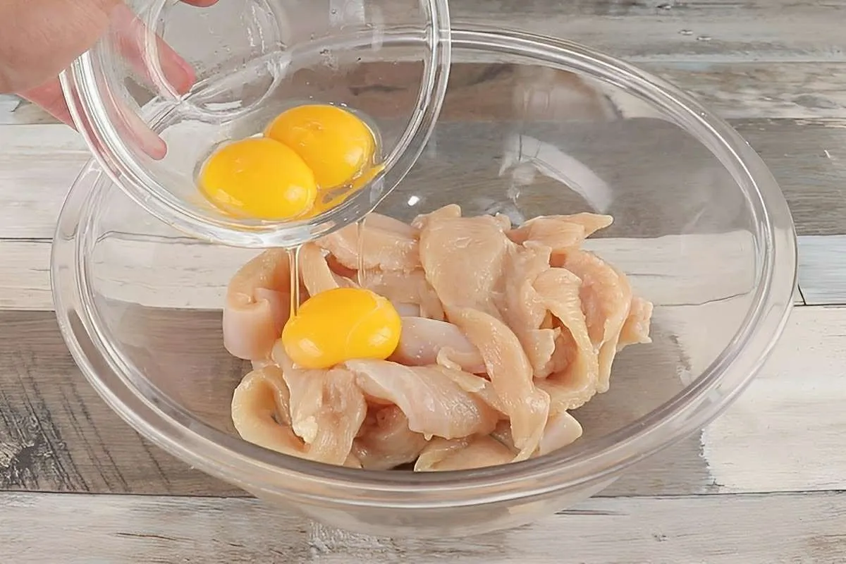 Misturei ovos no frango e preparei um frango frito diferente