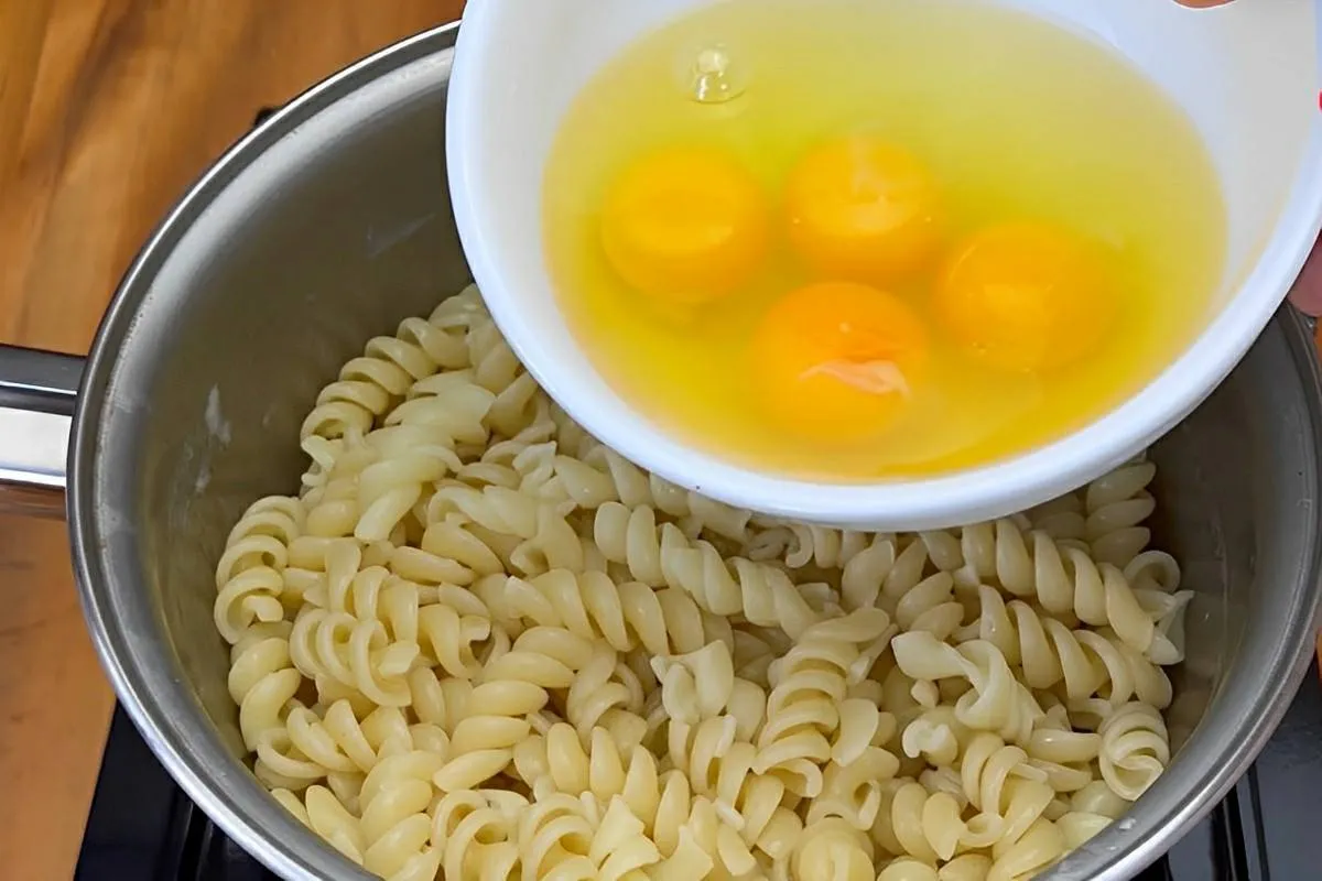 Misturei ovos no macarrão e preparei a receita mais barata e