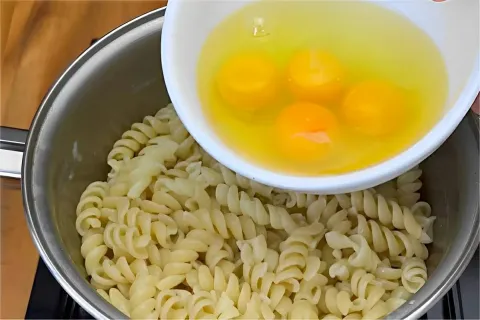 Misturei ovos no macarrão e preparei uma receita barata e de