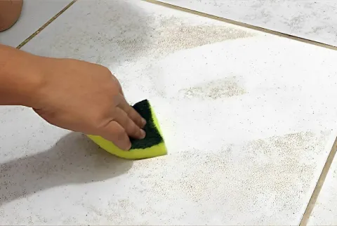 Misturinha mágica para desencardir pisos com 2 ingredientes 