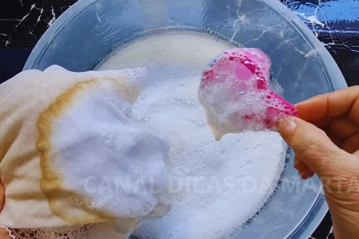 Misturinha para desencardir roupa que resolve o problema de