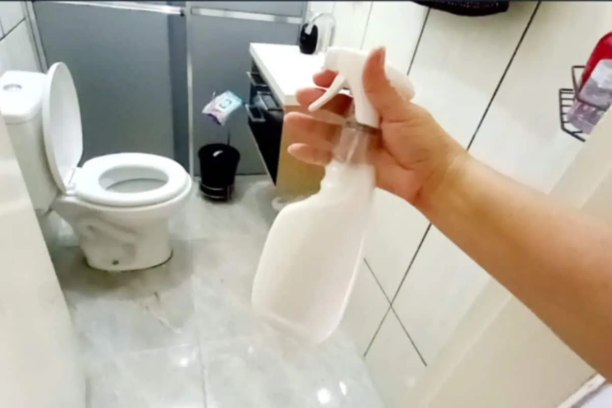 Misturinha para limpar banheiro: remove todo o encardido do