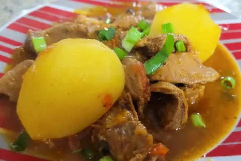 Moela com batata e bastante caldo, bem molinha e cozida com 