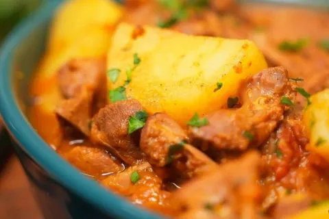 Moela com batata na panela bem temperada, receita com sabor 