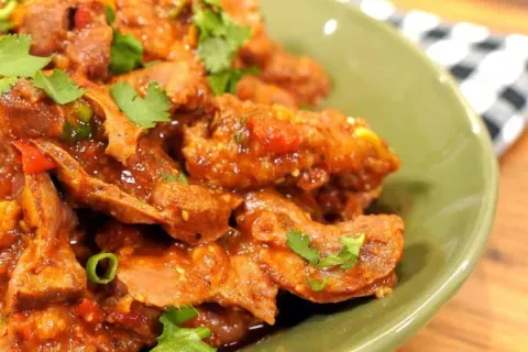 Moela na panela de pressão saborosa, suculenta e bem tempera