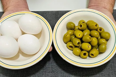 Molho para lanche feito com ovos e azeitonas super cremoso, 