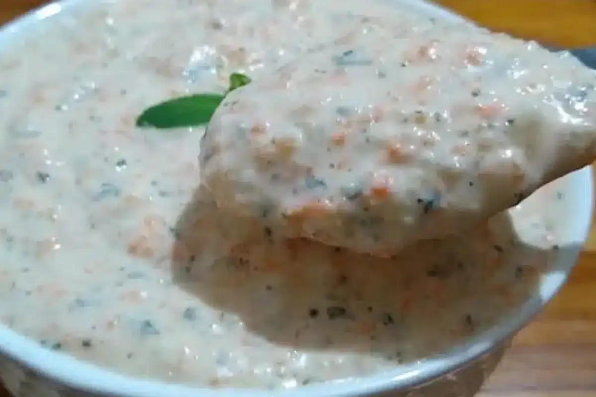 Molho tártaro caseiro bem temperado e cremoso, para acompanh