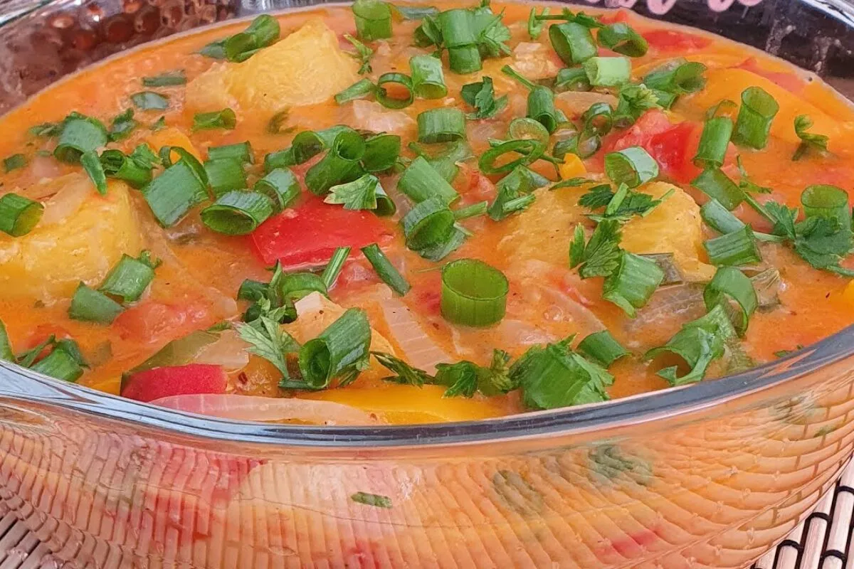 Moqueca de banana da terra, surpreendente e saborosa para o