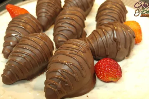 Morango com chocolate: a sobremesa mais fácil que existe par