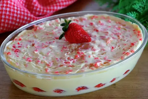 Morango cravejado de travessa simplificado, bem cremoso e co