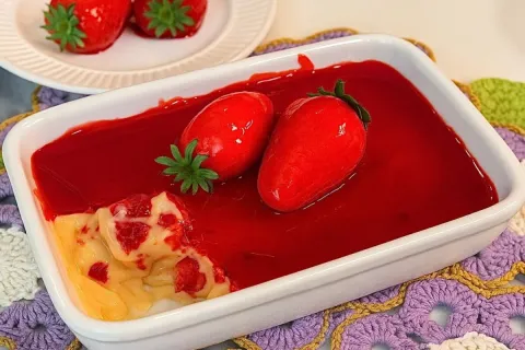 Morango do amor na travessa, uma sobremesa rápida, gostosa, 