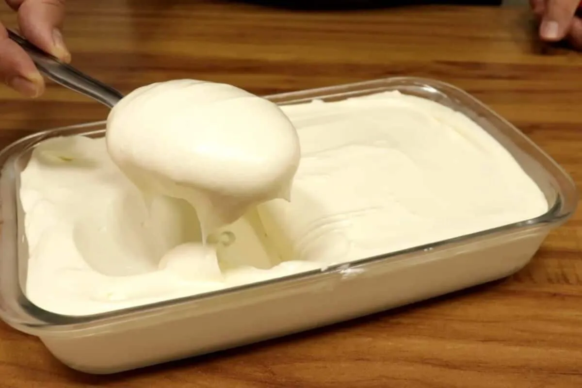 Mousse cremoso de leite ninho que fica pronto em minutos e t