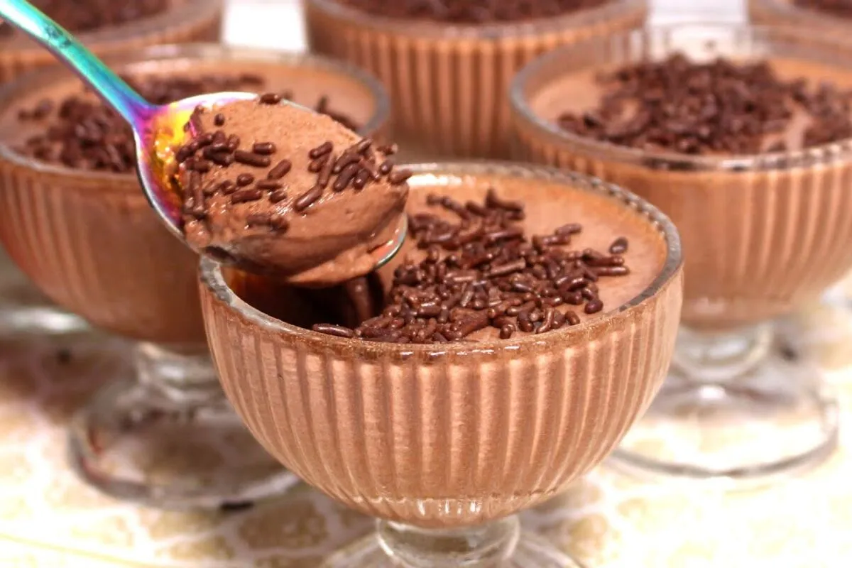 Mousse de chocolate feita com rapidez no liquidificador, ide