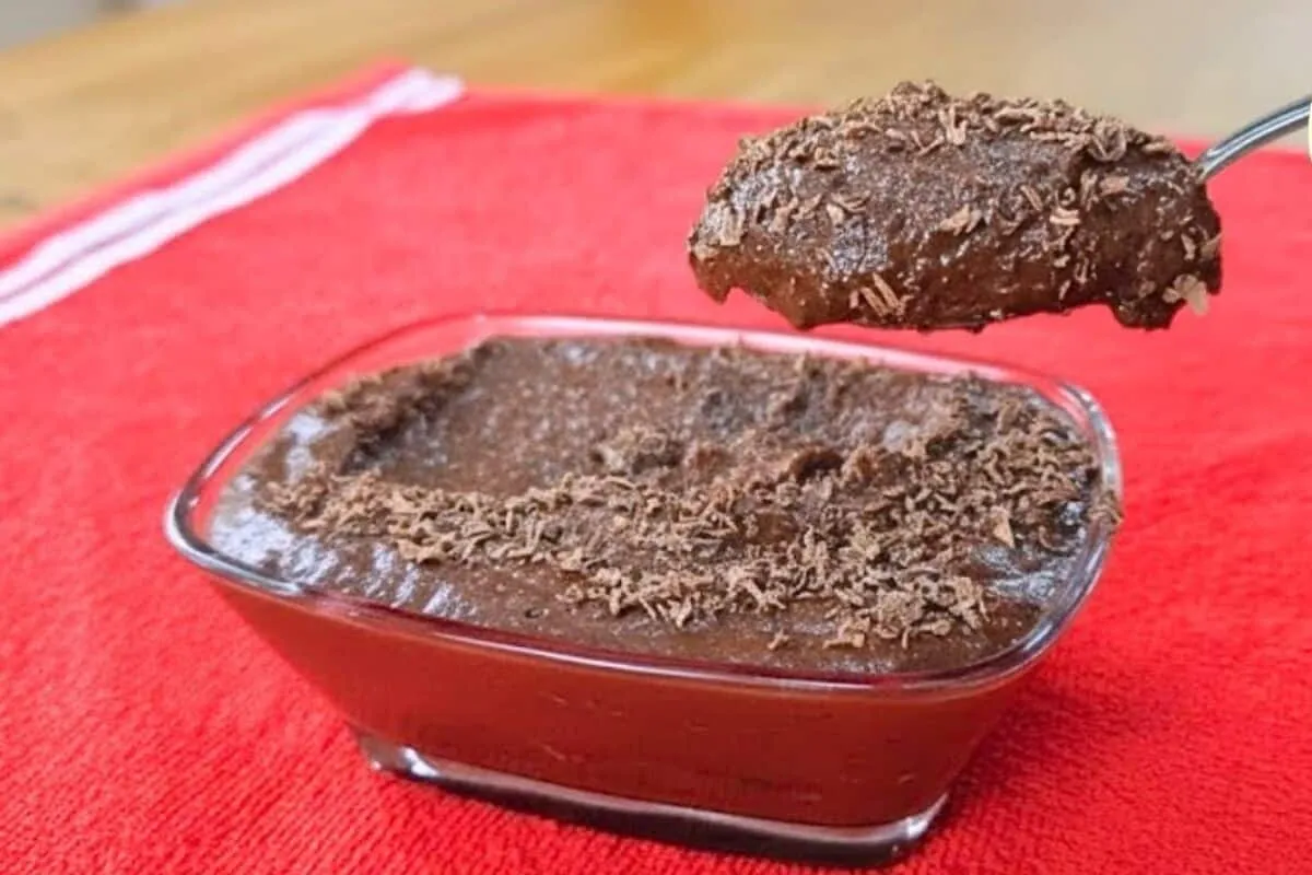 Mousse de chocolate rica em proteínas e sem açúcar, que fica