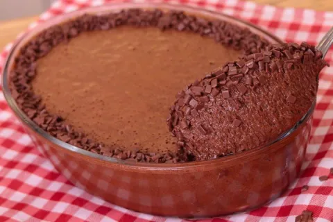 Mousse de chocolate tradicional incrivelmente cremosa e aera