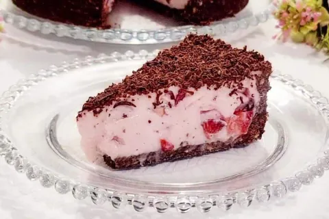 Mousse de morango em uma torta divina que desmancha na boca 