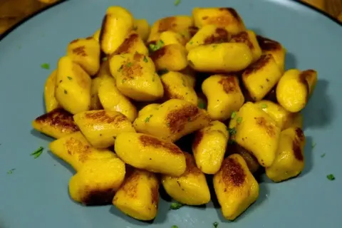 Nhoque de banana da terra com um molho especial para você su