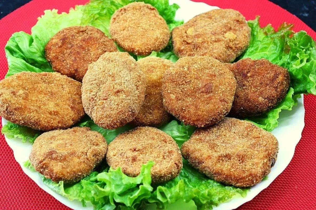 Nuggets de frango caseiros deliciosos, crocantes por fora e
