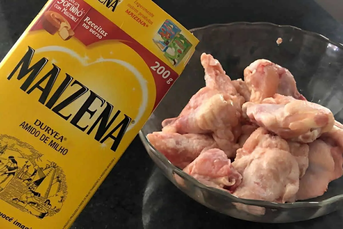 O segredo do frango suculento e bem crocante um frango frito