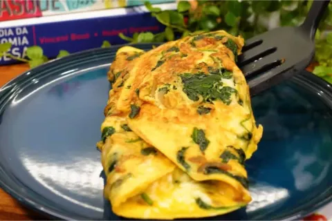 Omelete com espinafre e queijo super leve e delicioso pronto