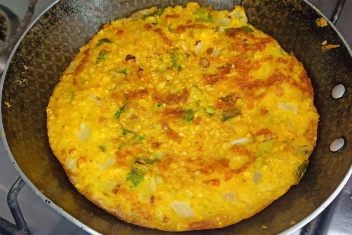 Omelete de flocão de frigideira, para o café da manhã, que f