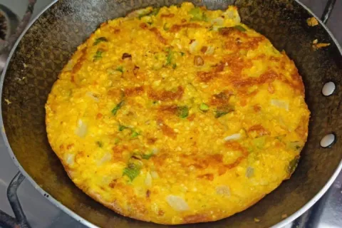Omelete de flocão de frigideira, para o café da manhã, que f