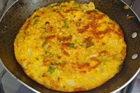 Omelete de flocão de frigideira, que fica pronto rapidamente