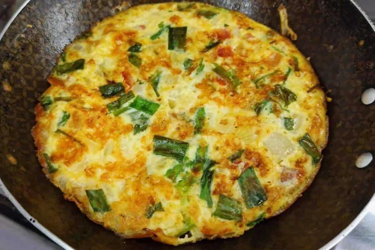 Omelete de queijo de frigideira feito com apenas dois ovos,