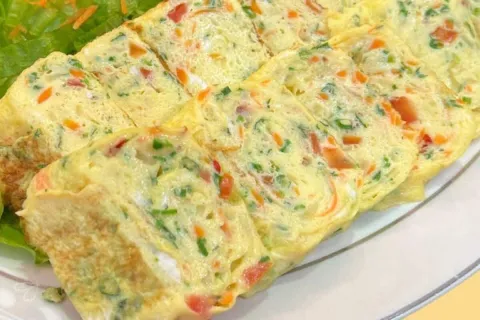 Omelete enrolado prático e saboroso para uma refeição rápida