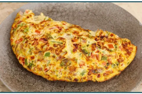 Omelete fácil e bem rápida de preparar na frigideira, com um