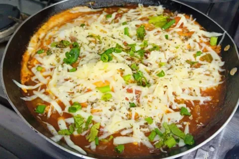 Ovos a parmegiana na frigideira prontos em minutos para um j