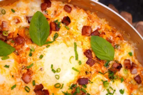 Ovos ao molho de tomate bem temperados e práticos para você 