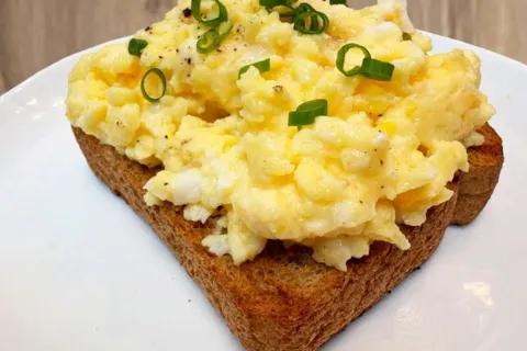 Ovos mexidos de hotel cremosos e perfeitos para transformar 
