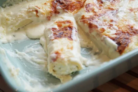 Panqueca 3 queijos muito bem recheada com um molho branco in