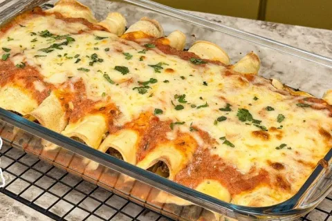 Panqueca de carne moída super suculenta com molho encorpado 