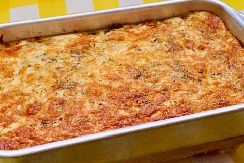 Panqueca de forno com molho e queijo para um jantar rápido e