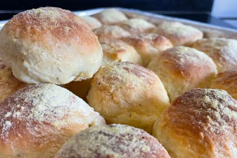 Pão broinha sem ovos, que fica com uma casquinha incrível e 