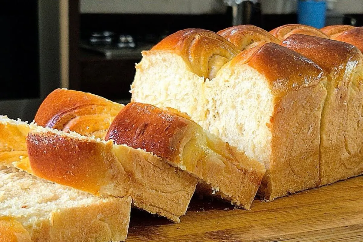 Pão caseiro amanteigado fofinho para o café da manhã ou lanc