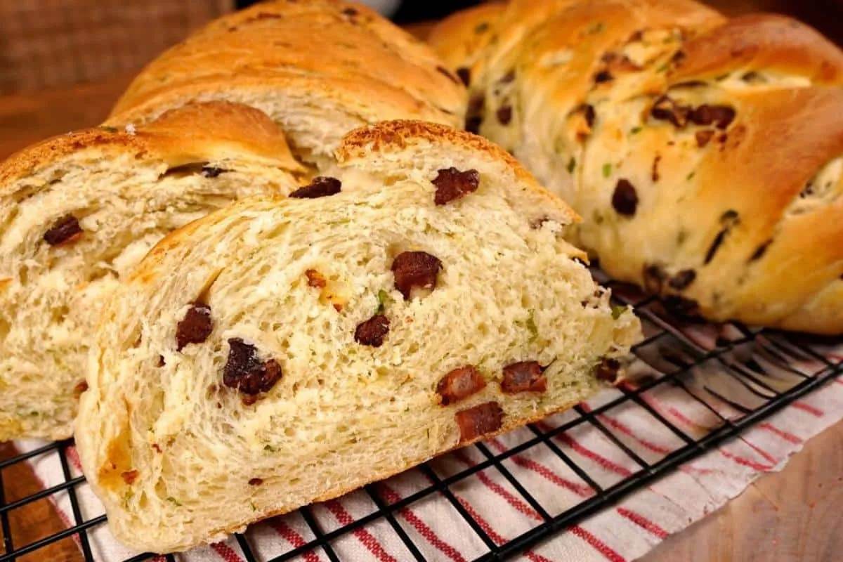 Pão caseiro com bacon que vai surpreender todo mundo na hora