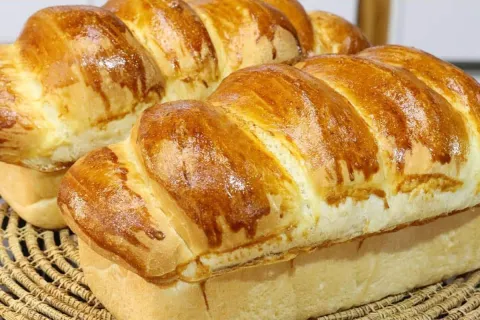 Pão caseiro de água bem fofinho e macio que já sai do forno 