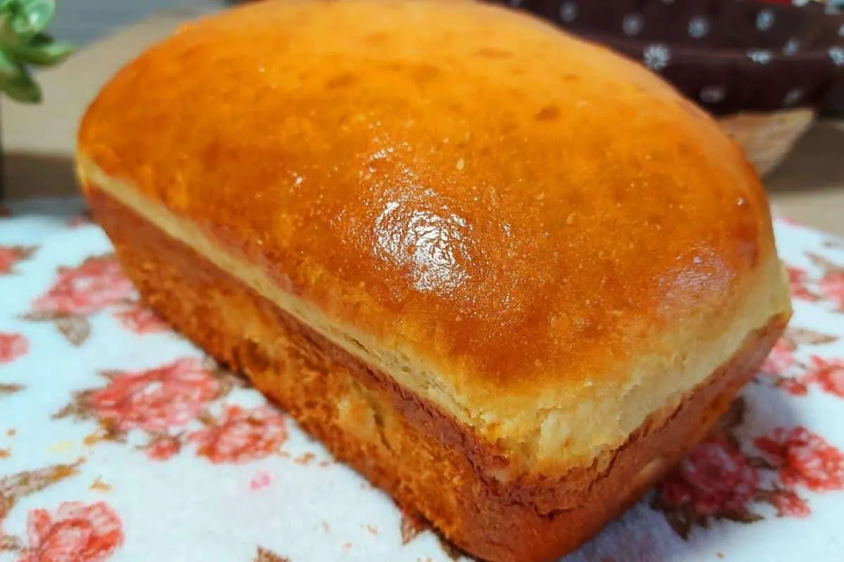 Pão caseiro de água para comer quentinho com um café no lanc