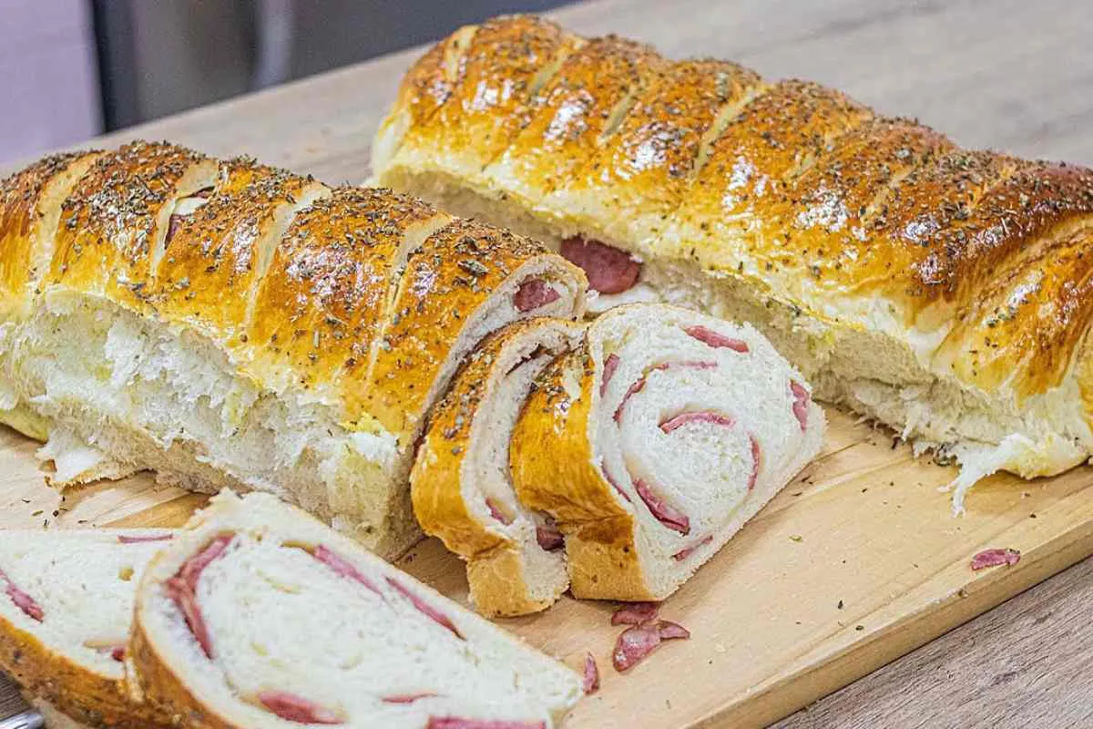 Pão caseiro de calabresa muito fofinho e super saboroso bem