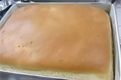 Pão caseiro de massa mole na forma de bolo é só misturar os 