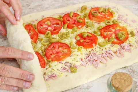 Pão caseiro enrolado e recheado que fica simplesmente maravi