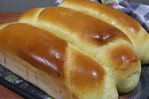 Pão caseiro fofinho e macio com uma massa rápida de preparar