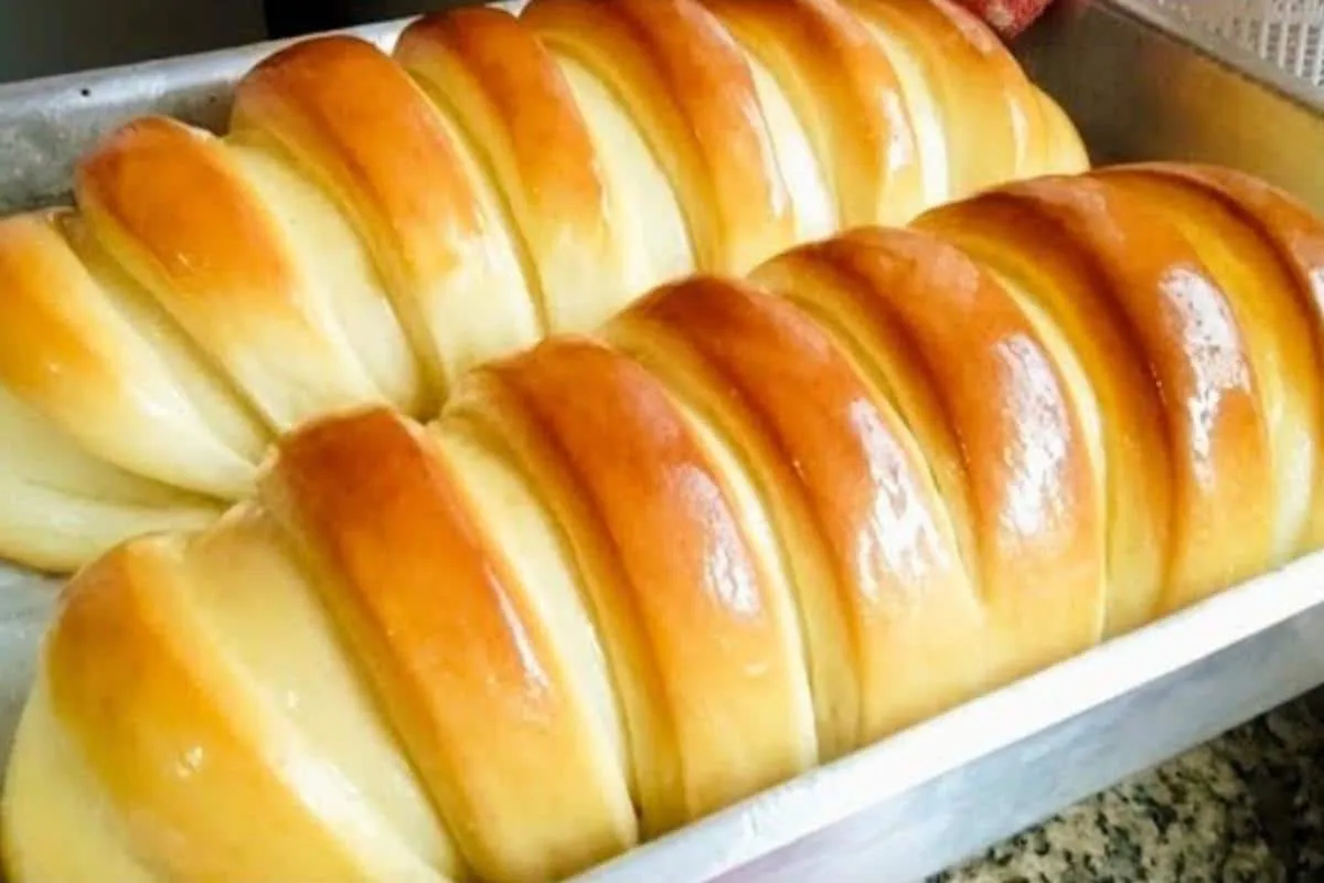 Pão caseiro fofinho que já sai do forno fatiado para a hora