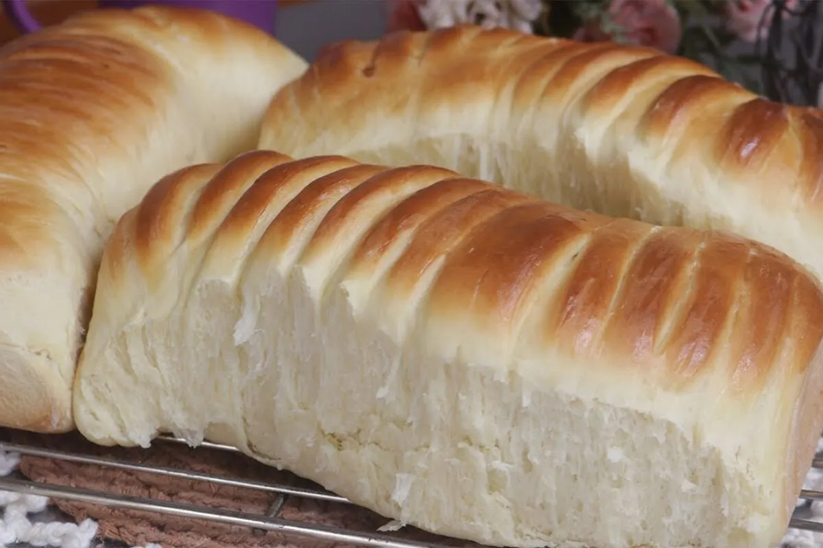 Pão caseiro fofinho, que parece uma nuvem e é perfeito para