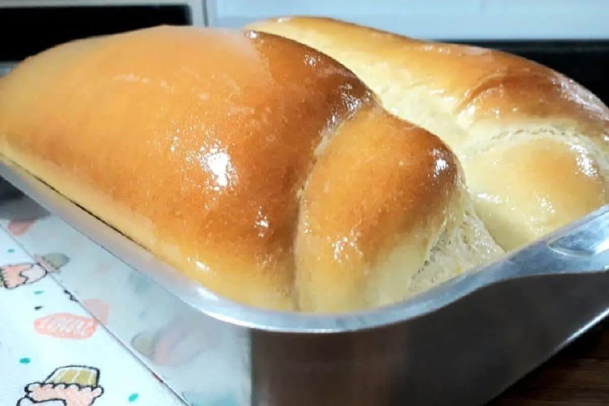 Pão caseiro para você servir quentinho com manteiga com um c